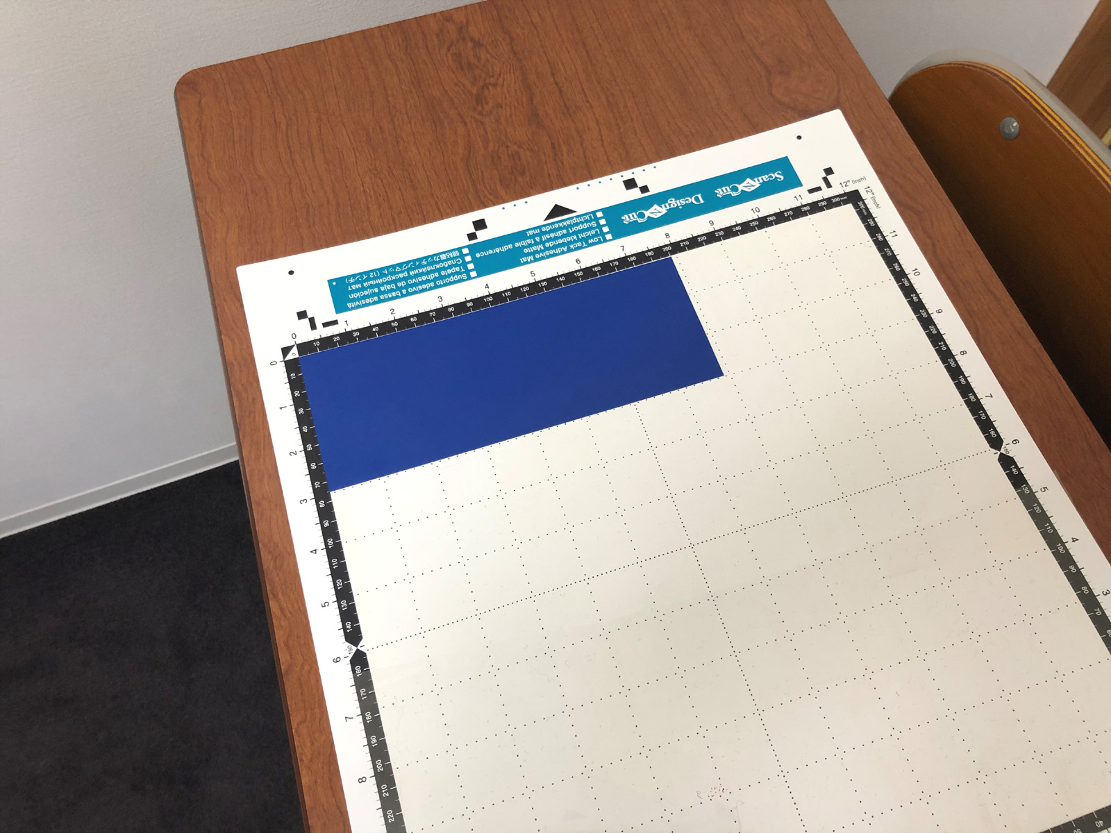 シートをカッティングマットに固定