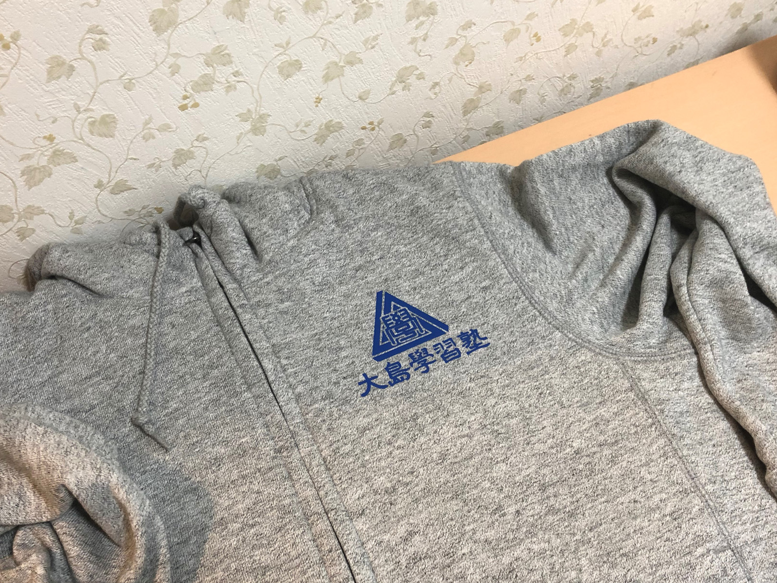 胸ロゴも貼る